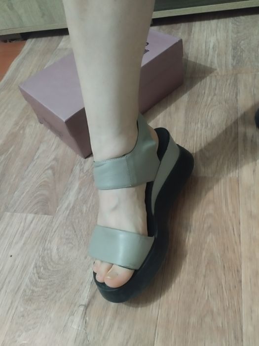 Продам босоножку