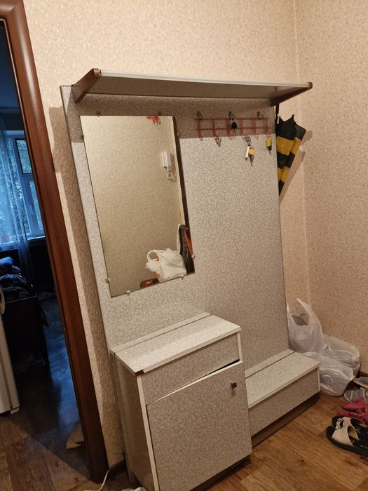 Продаем прихожку