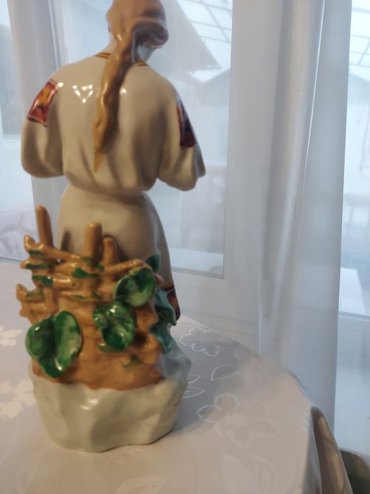 Фарфоровая статуэтка Девушка с цветком