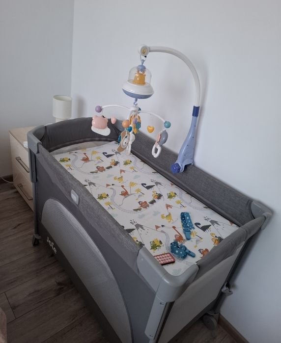 Patut Joie + saltea + carusel+ lenjerii + salteluta de infasat