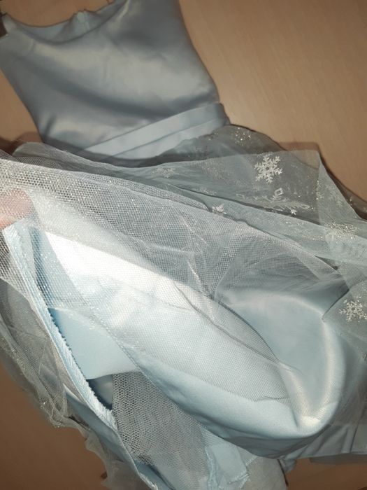 Продаю платье новогоднее размер 104