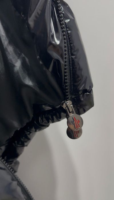 Яке Moncler с NFC tag