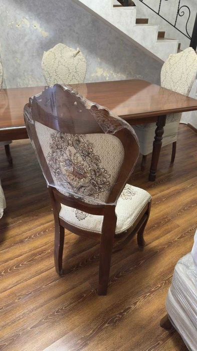 Продается новый стол со стульями