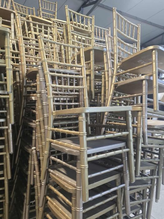 Vând scaune din lemn, model Chiavari, culoare auriu