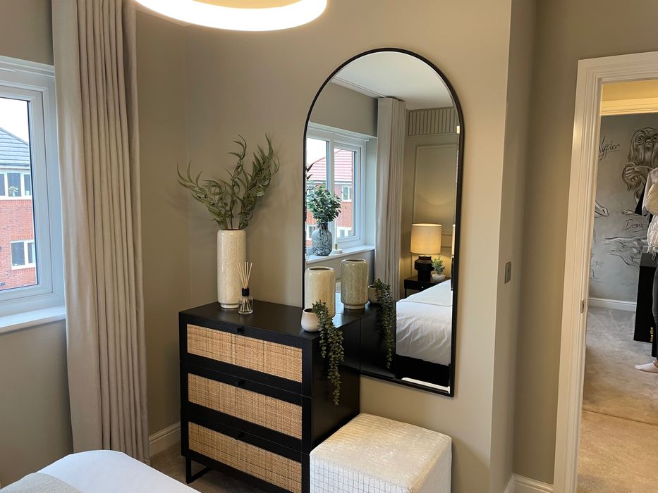 Полагане на шпакловки / бои / тапети