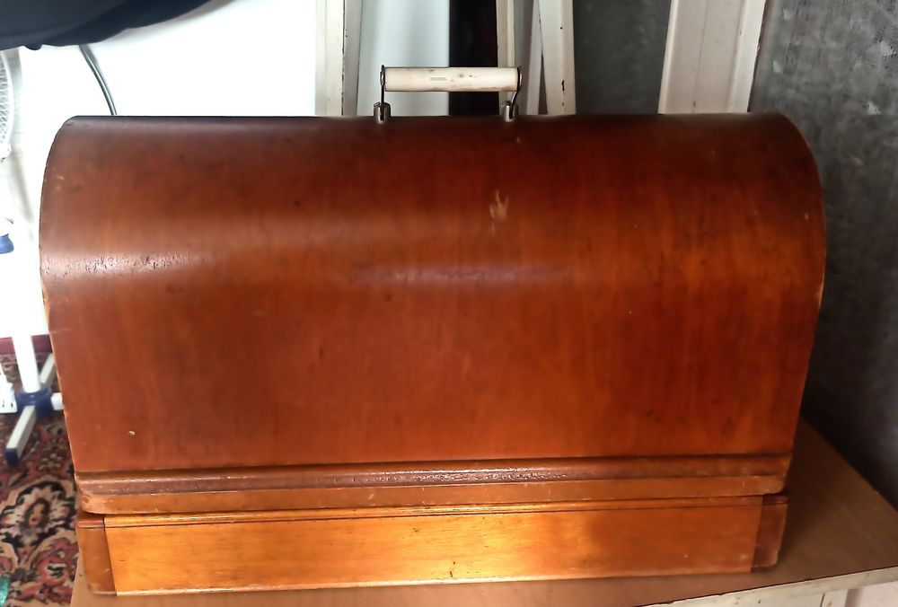 Швейная машинка ручная. Qo'l tikuv mashinasi. Рабочий