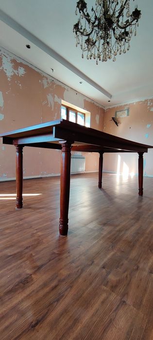 Продам стол в хорошем состоянии.