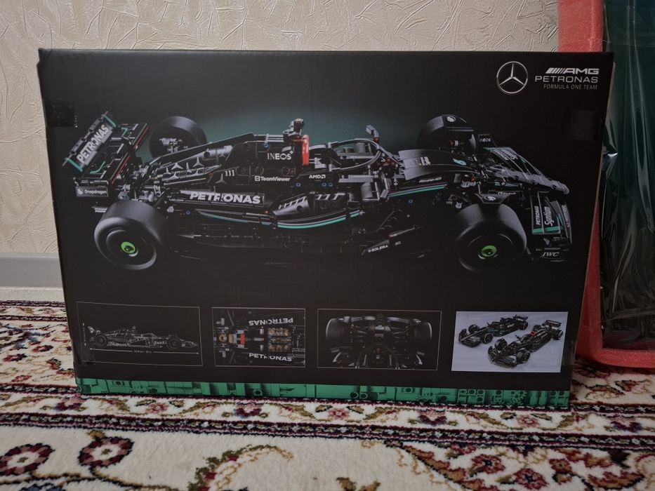 Лего Technic Mercedes-AMG F1 W14 E Performance (1:8)