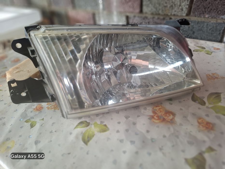 Продам фару на мазду