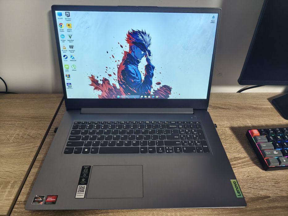 Laptop Lenovo// folosit foarte puțin