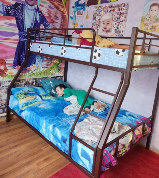 Железная двухъярусная кровать