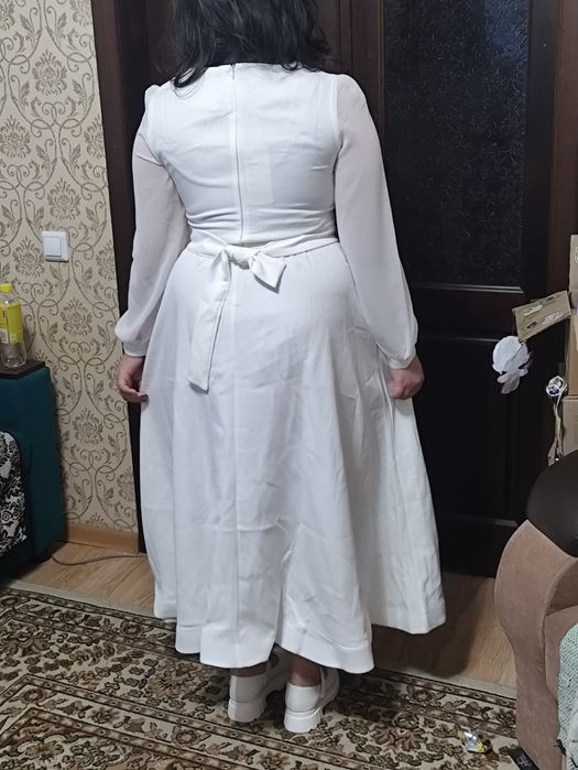 Продам платье новое  белое, нарядное