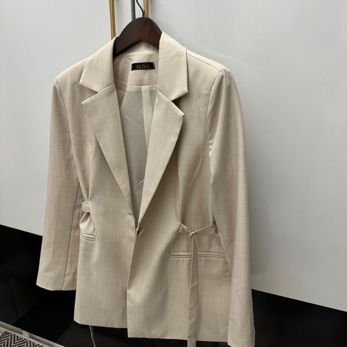 Элегантный бежевый пиджак