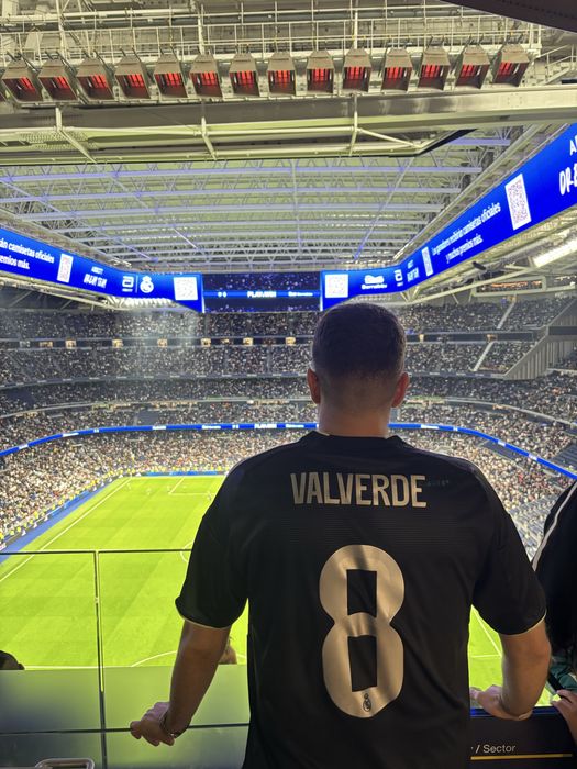Фланелка на Real Madrid от магазин на Bernabeu/Valverde