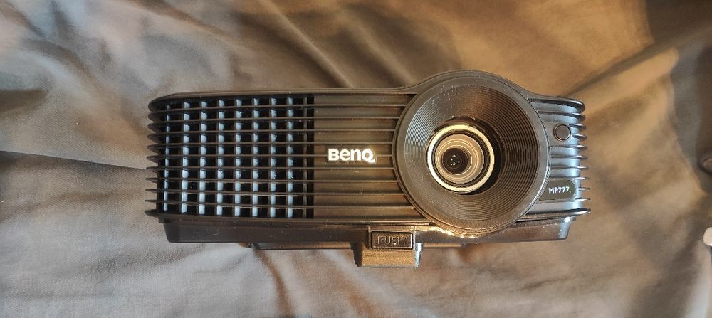 Проэктор benq  в комплекте есть крепление на потолок.