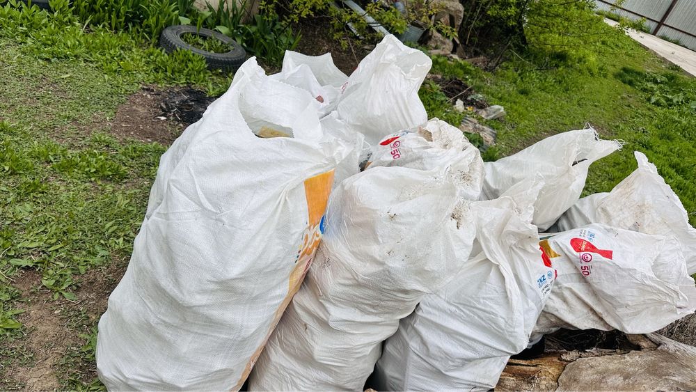 Бутылки даром в мешках