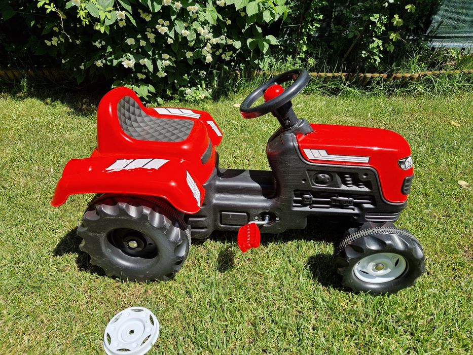 Tractor rosu cu pedale cu ax frontal si claxon