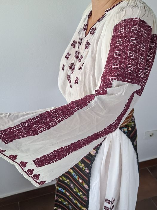 Vind costum traditional din marchizet