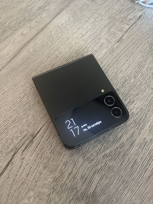 Samsung Z Flip 4 (Экран требует замены)