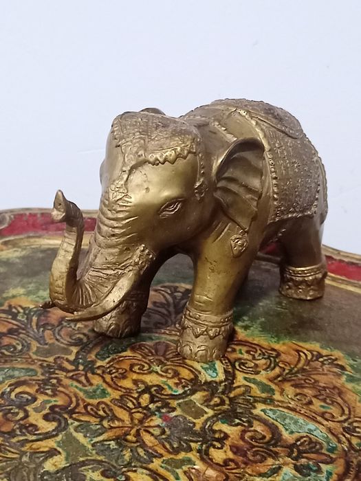 Масивна Месингова Статуетка „Церемониален Слон“ – 1 кг Късмет и Стил