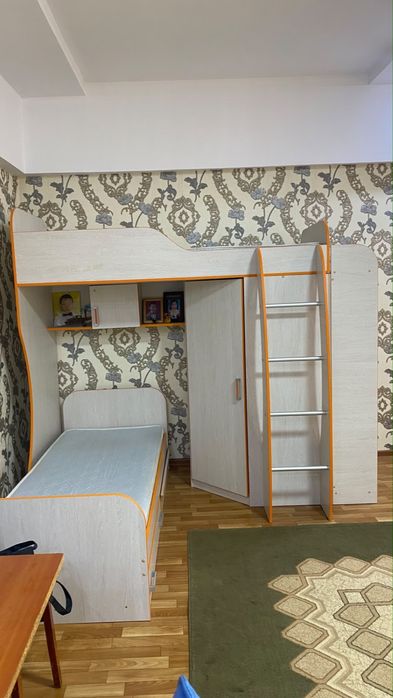 Детский шкаф и телевизор