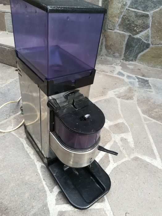 Продавам професионална кафемелачка с дозатор