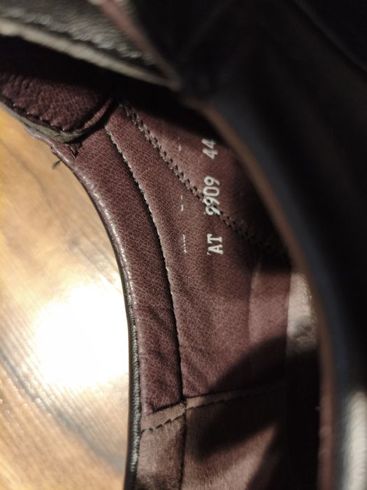 Adidași, noi, nefolosiți