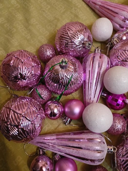 Подарочная коробка и новогодние игрушки