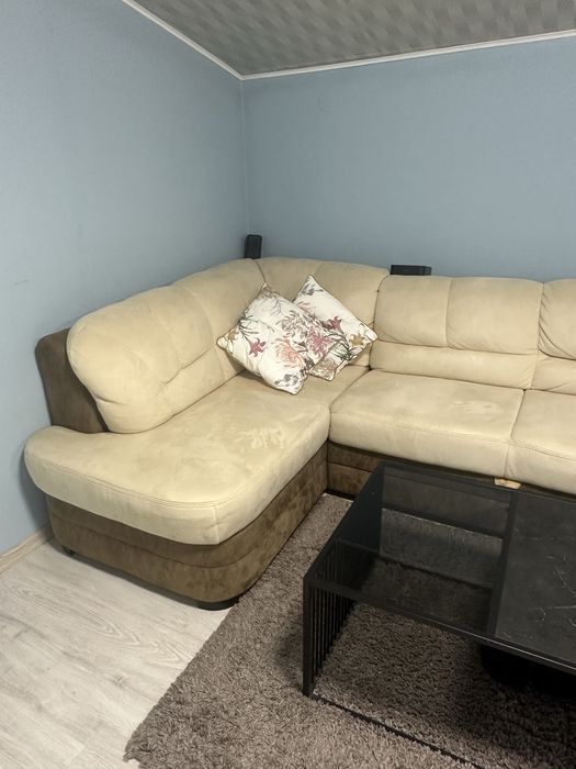 Ъглов диван.