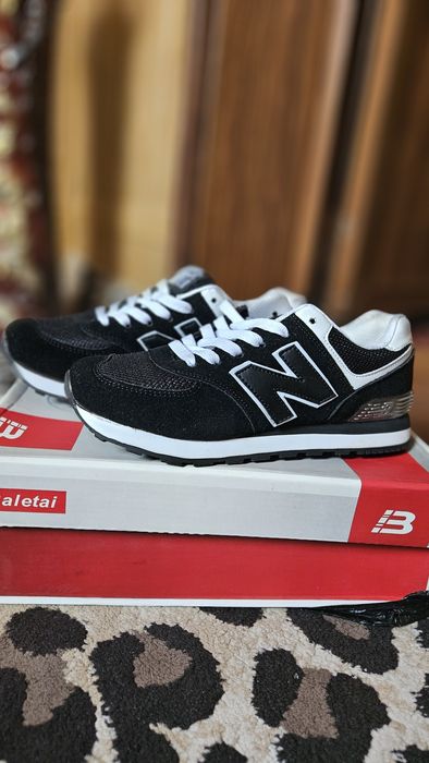 Женские кроссовки