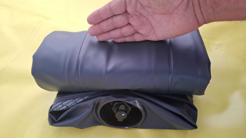 Saltea gonflabila INTEX pentru o persoana. dimensiuni: 191x76x25 in stare foarte buna (pentru camping , plaja, apa).