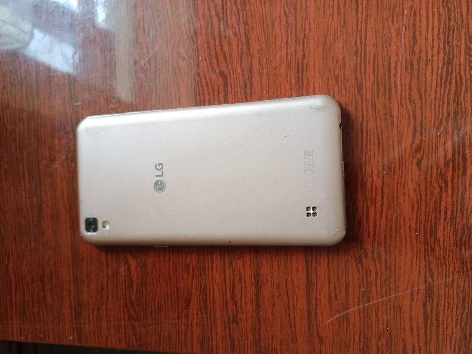 Телефон LG в рабочем состоянии