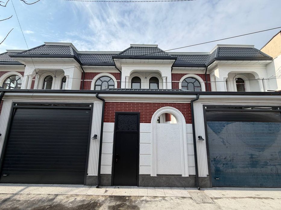 Продаются два дома 1.3 сотки 3 этажа Саламатина