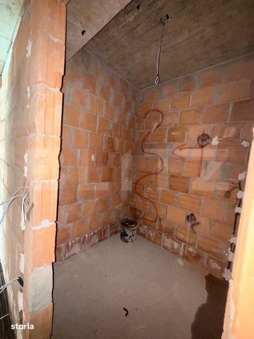 Apartament 3 camere, 2 bai, decomandat, etaj intermediar, zona Tractor