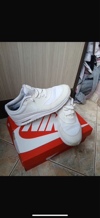 Vand adidasi nike