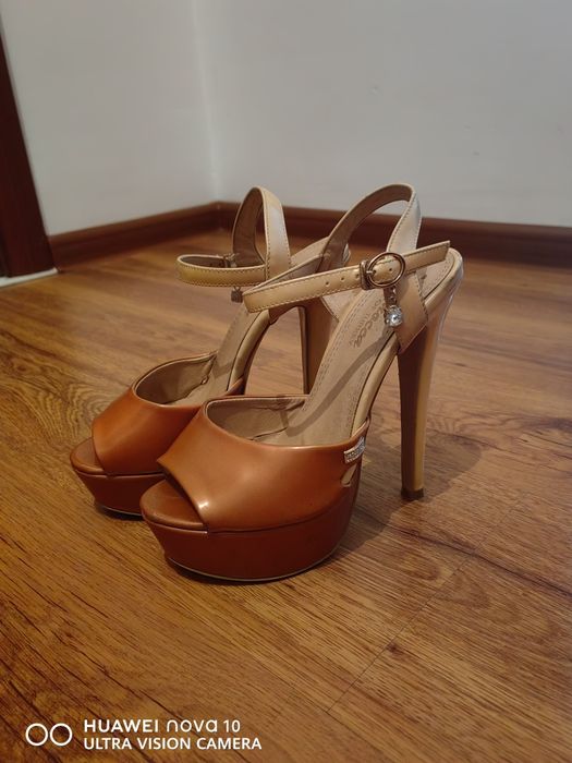 Босоножки на шпильке
