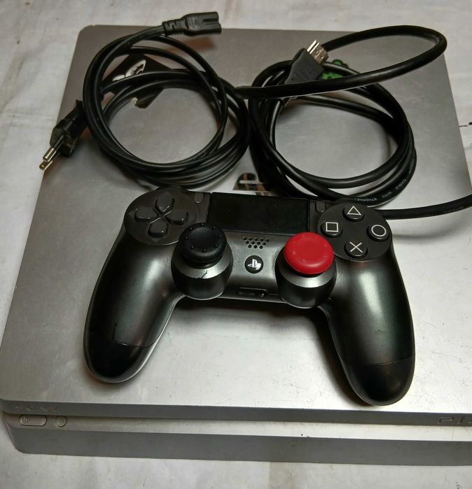 PlayStation 4 с контролер и игри
