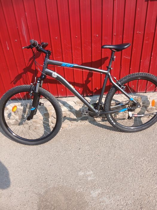 Vând bicicleta rockrider în stare bună are roți de 27.5  bicicleta are cadrul din aluminiu