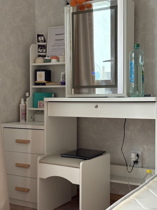 Продам туалетный столик