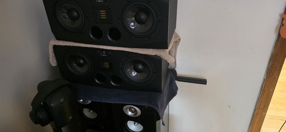 2 Adam audio AH77