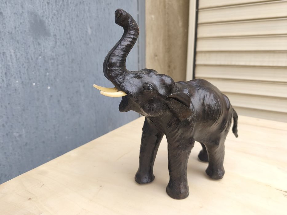 Кожена фигурка / статуетка на слон