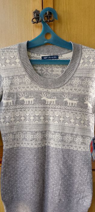Кашемировый свитер с оленями.