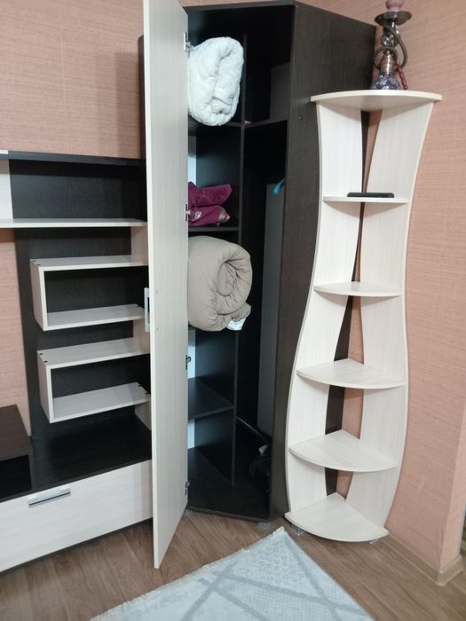 Продам стенку-горку с угловым шкафом