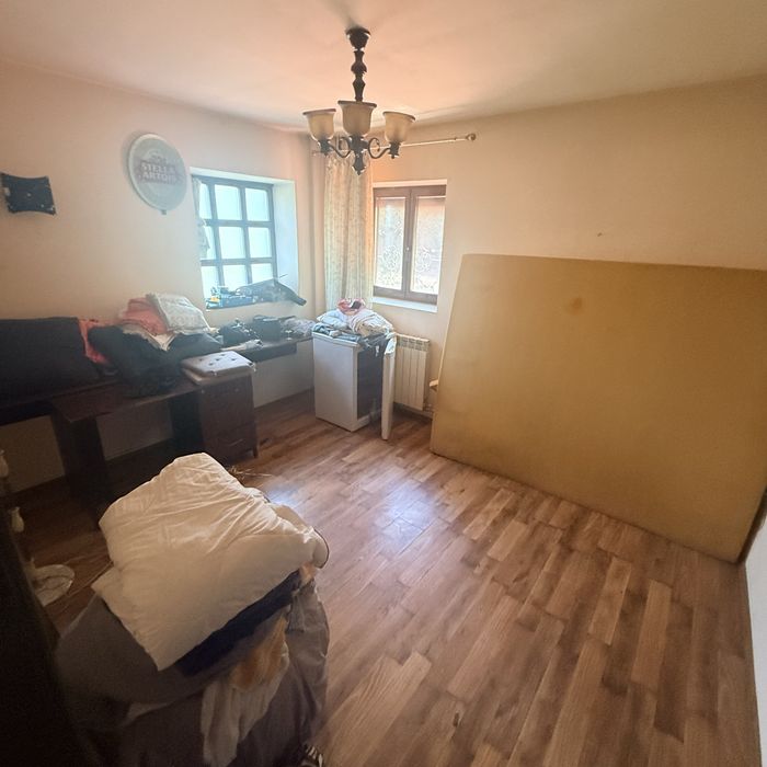Inchiriez casa 5 camere+ mansarda si curte (200mp)
