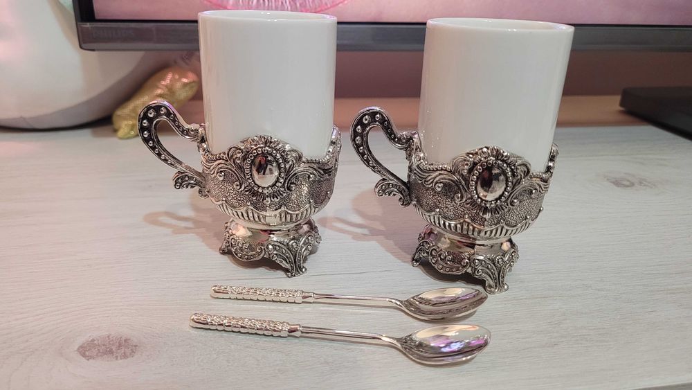 Set de cafea: zaharniță, doua cești și 3 lingurițe