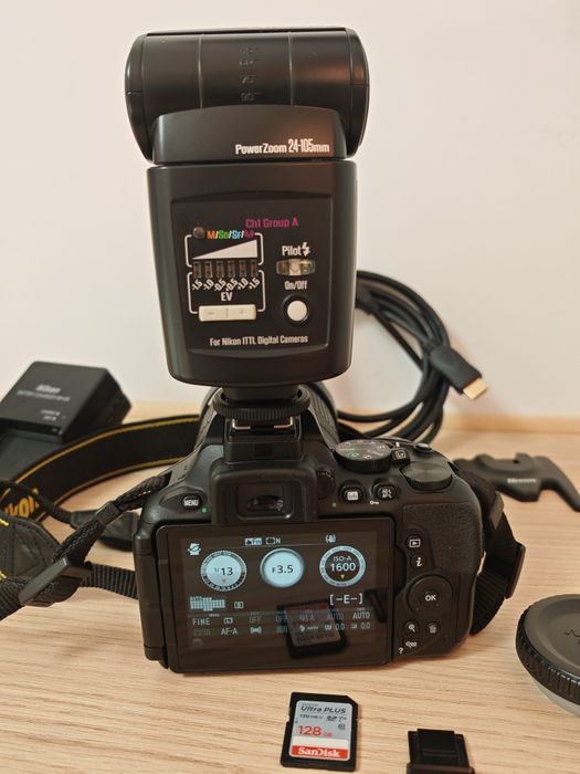 Nikon D5600, Kit complet (Obiectiv 18-140mm, Flash, Card 128gb, Filtru UV), Impecabil - 4.213 cadre 
3.999,00