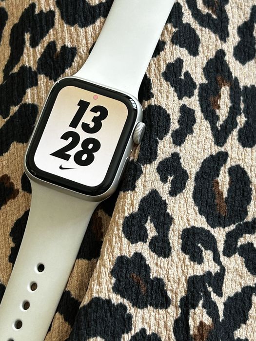 Apple Watch SE 40mm (алуминиев корпус, GPS)