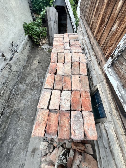 Красные кирпичи