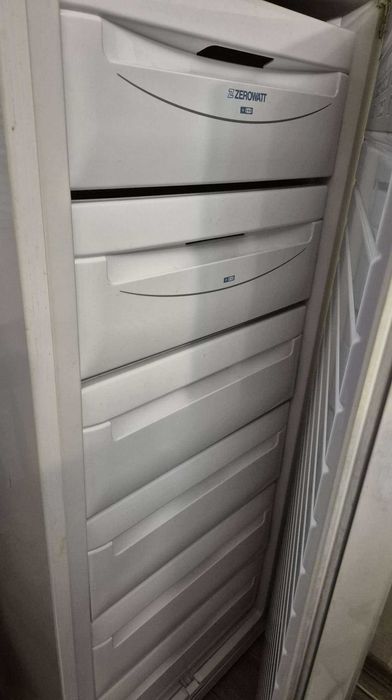 Вертикален фризер Zerowatt