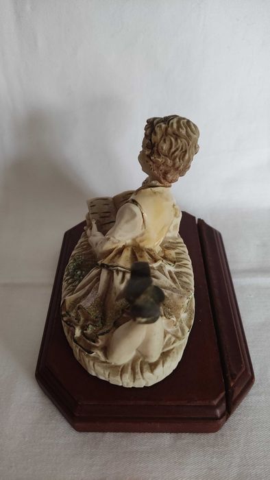 2 порцеланови статуетки дървена основа